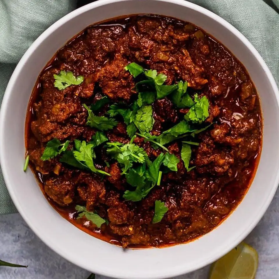 Lamb vindaloo in a white bowl